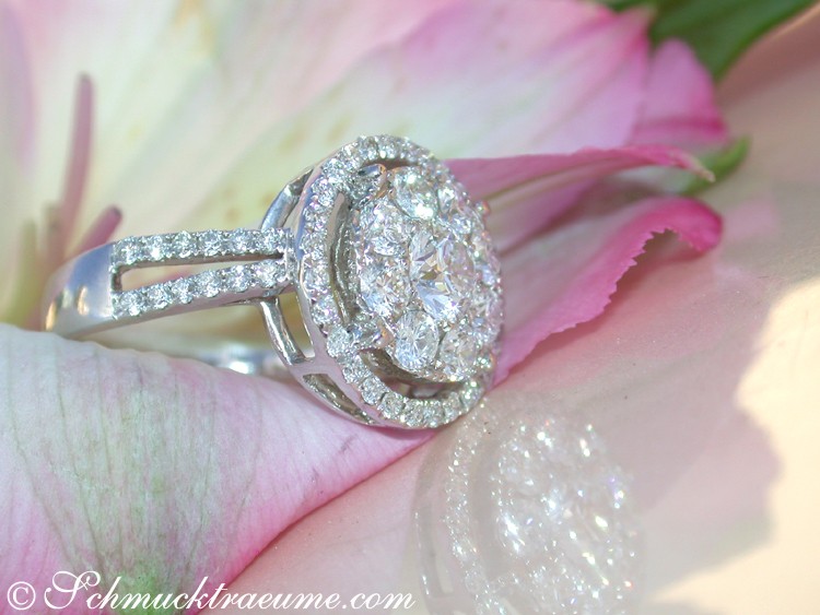 Verziertes Halo-Diamantringdetail mit weißgoldener Verarbeitung