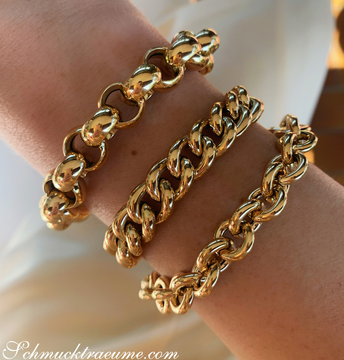 Gold Armband aus Gelbgold 585, Detailaufnahme auf Hand, glänzende Kette.