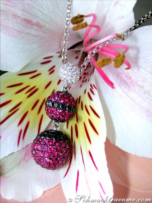 Rubin- und Diamant-Halskette in Weißgold mit drei prunkvollen Kugeln