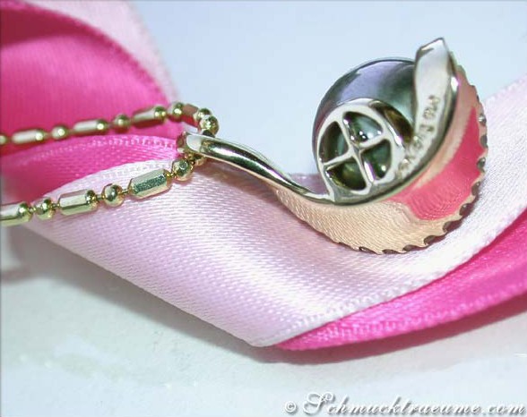 Gelbgold-Anhänger mit Tahitiperle und Brillanten, Detailaufnahme, rosa Satinband