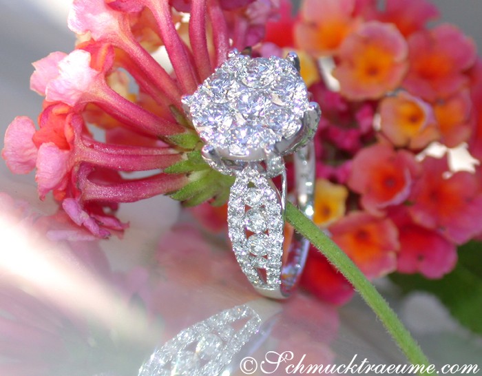 Solitärring mit funkelnden Brillanten auf Blütenhintergrund