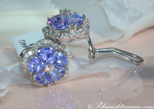 Blumenförmige Ohrstecker aus Weißgold mit Tansanit und Diamanten