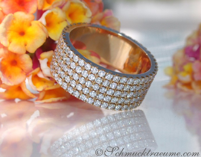 Detail des Diamanten Memory Rings in Gelbgold 750 mit Blumenhintergrund