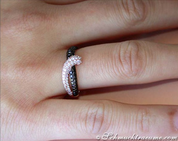 Schwarzer Diamant-Ring in Roségold, Detailaufnahme am Finger