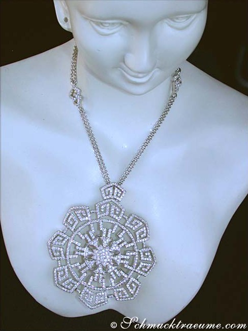Mannequin trägt großes Brillanten-Collier mit komplexem Muster, detailreich verziert, auf Halskette.