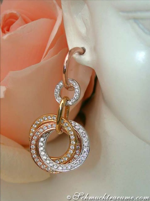 Dreifach verschlungene Brillanten Kreis Ohrgehänge, elegant in Weiß-, Gelb- & Roségold 750, detailreich, im Getragen-Modell.