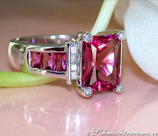Silberner Pink Turmalin-Ring mit Diamanten, Detailaufnahme, elegant getragen. Silberner Pink Turmalin-Ring mit Diamanten, Detailaufnahme, elegant getragen.