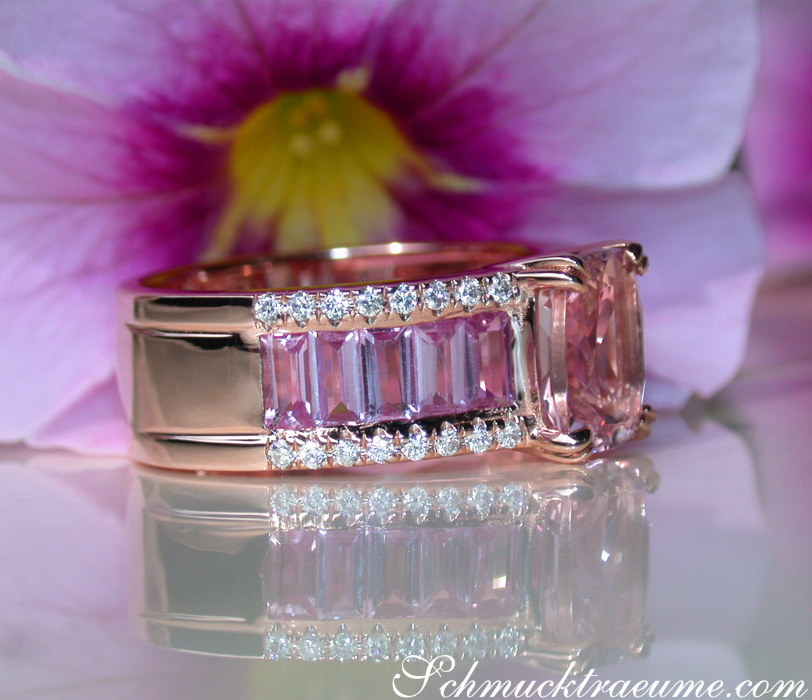 Detailaufnahme eines eleganten Rings mit pinken Saphiren und Brillanten auf Roségoldbasis.