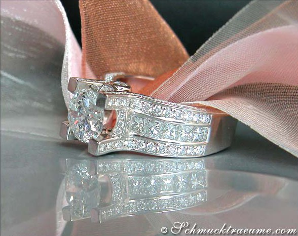 Weißgold-Ring mit 3.92 ct. Brillant und 104 Princess-Diamanten