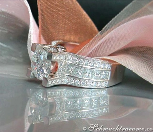 Weißgold-Ring mit 3.92 ct. Brillant und 104 Princess-Diamanten