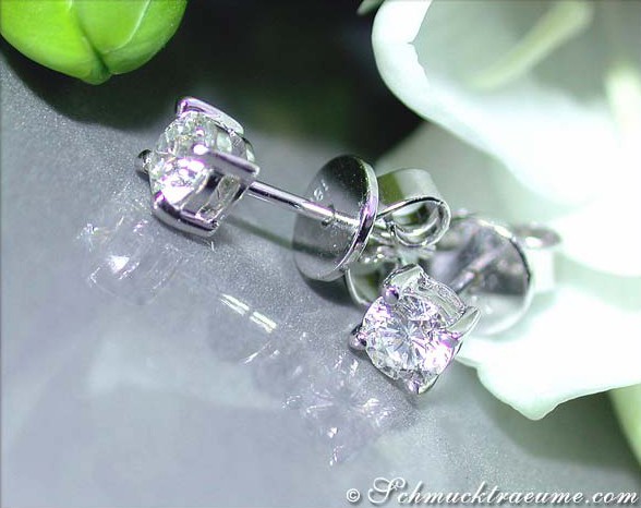 Zarte Brillant Solitär Ohrstecker in Weißgold, Detailaufnahme, 0.50 ct.