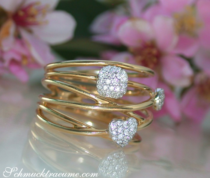 Zarte Diamant-Ring-Set mit Herz-Dekor, goldene Spirale, Blumenhintergrund