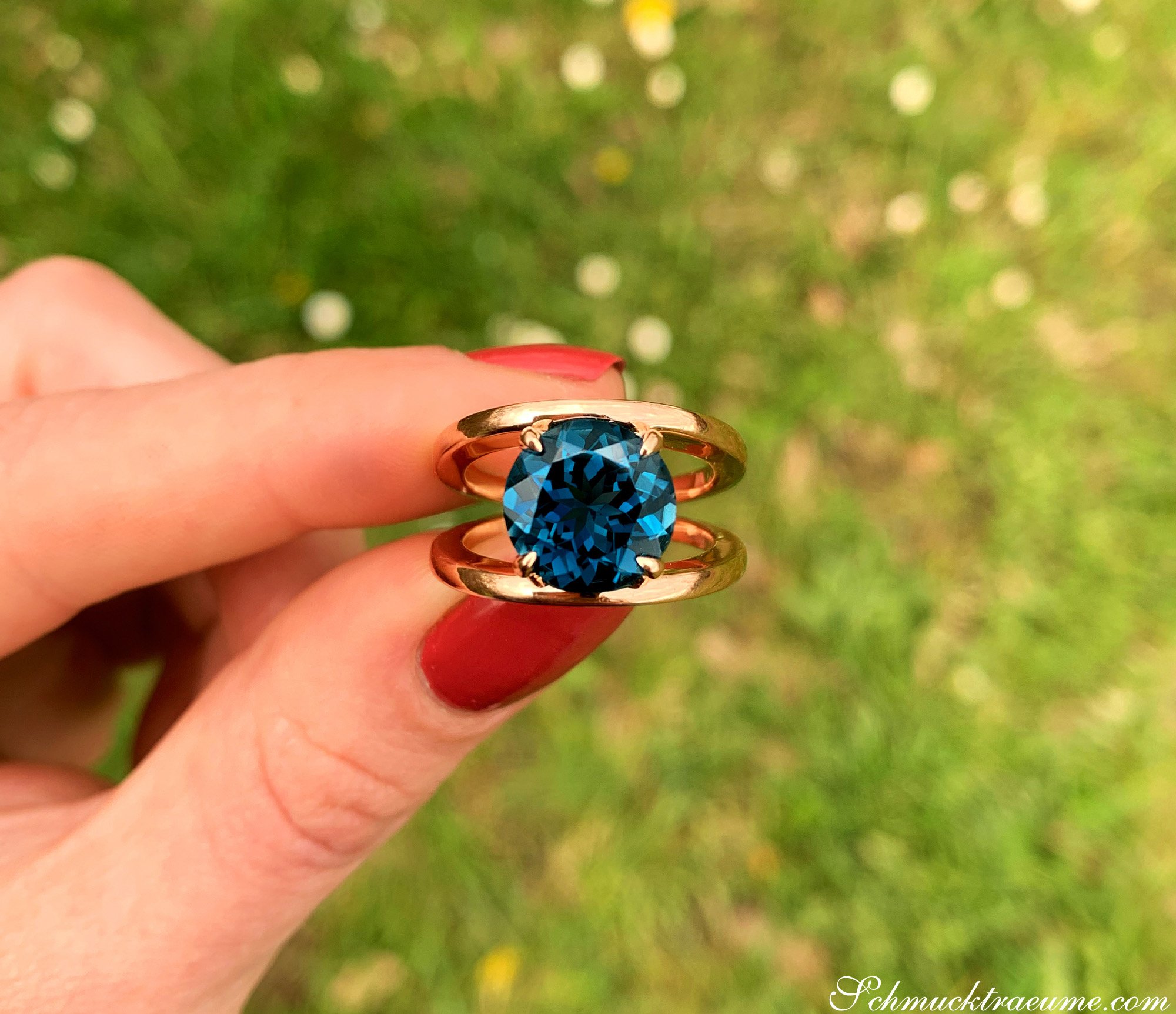 Blautopas-Ring in Roségold 585, minimalistischer Design mit rundem Schliff, im Freien getragen