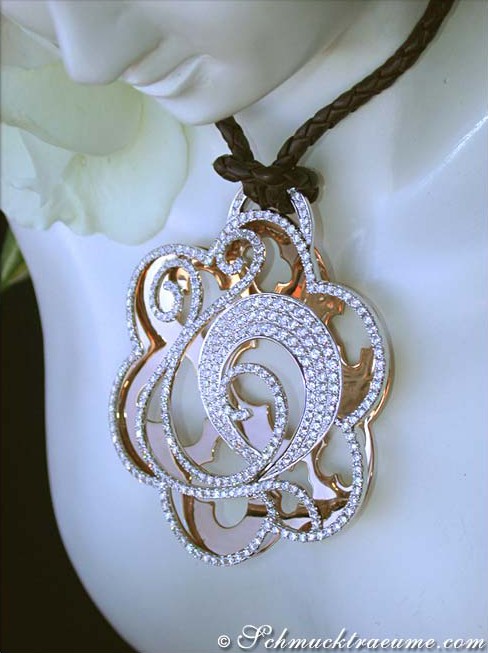 Opulenter Anhänger mit Diamanten auf Lederkordel, Detailaufnahme, floraler Roségold-Design