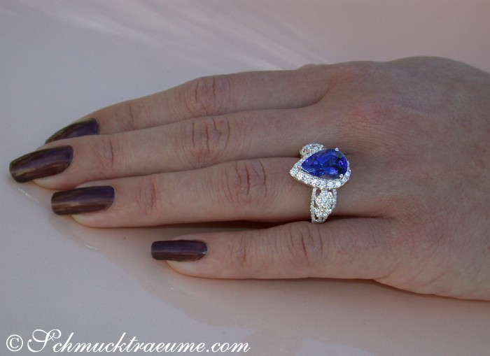 Weißgold 750 Tansanit-Ring mit Brillanten, Detailaufnahme, femininer Charme