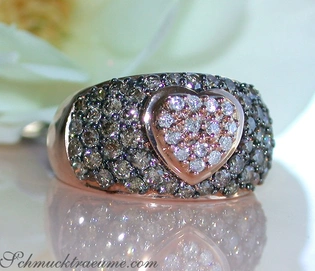 Herz-Ring aus Roségold mit braunen und weißen Brillanten, detailreiches Design