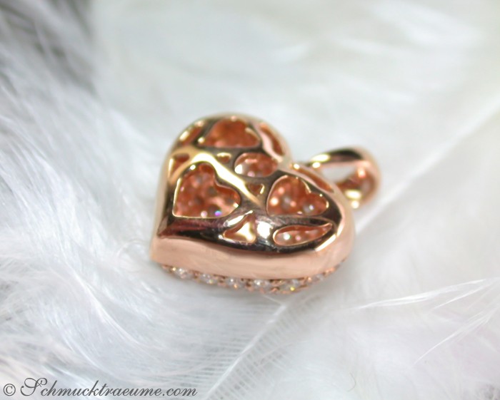 Klassischer Diamant Herz Anhänger aus Roségold, Detailaufnahme auf Federhintergrund