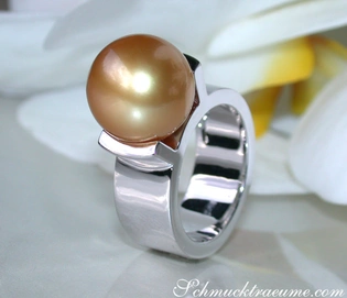 Goldener Süßwasserperlenring aus Weißgold 585, detailreich, elegant, auf weißem Hintergrund.