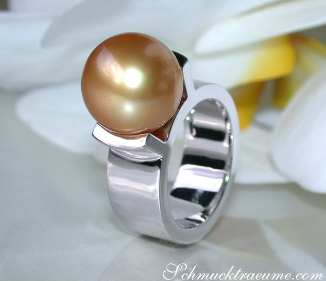 Goldener Süßwasserperlenring aus Weißgold 585, detailreich, elegant, auf weißem Hintergrund. Goldener Süßwasserperlenring aus Weißgold 585, detailreich, elegant, auf weißem Hintergrund.