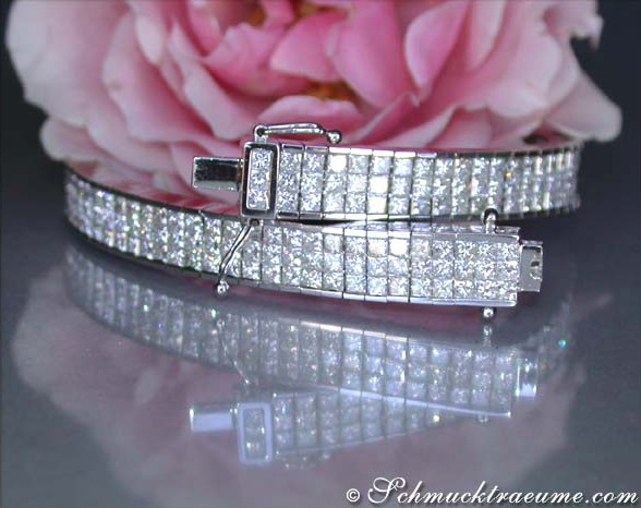 Diamant-Armband mit Invisiblesetting, detailreich, auf Rosenblüte abgestellt