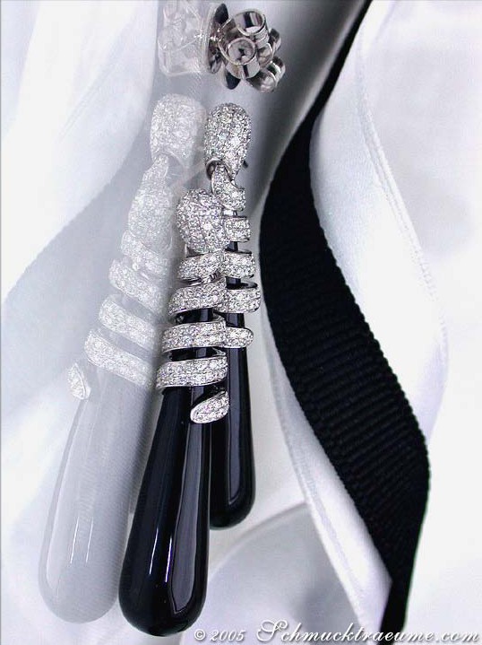 Detailansicht von Onyx-Ohrhängen mit Brillanten, verziert mit Weißgold 750.