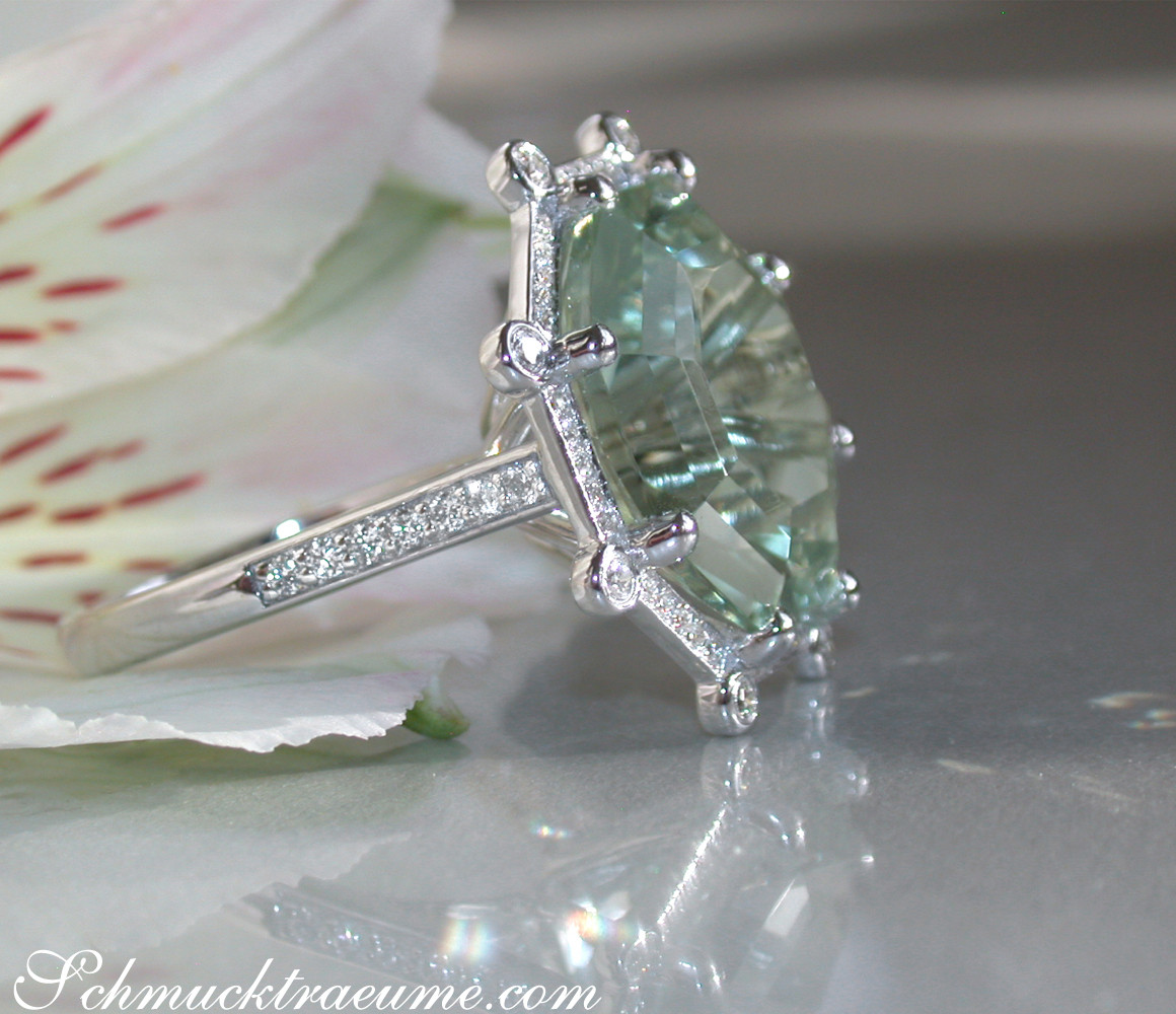 Opulenter Prasiolith-Ring mit Brillanten, Detailaufnahme, Weißgold 750, Blütenhintergrund