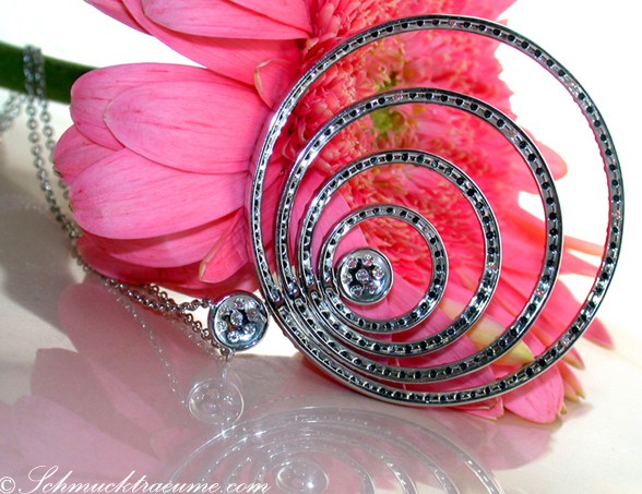 Schwarz-weißes Diamantcollier mit Spiralform, getragen auf rosa Blume