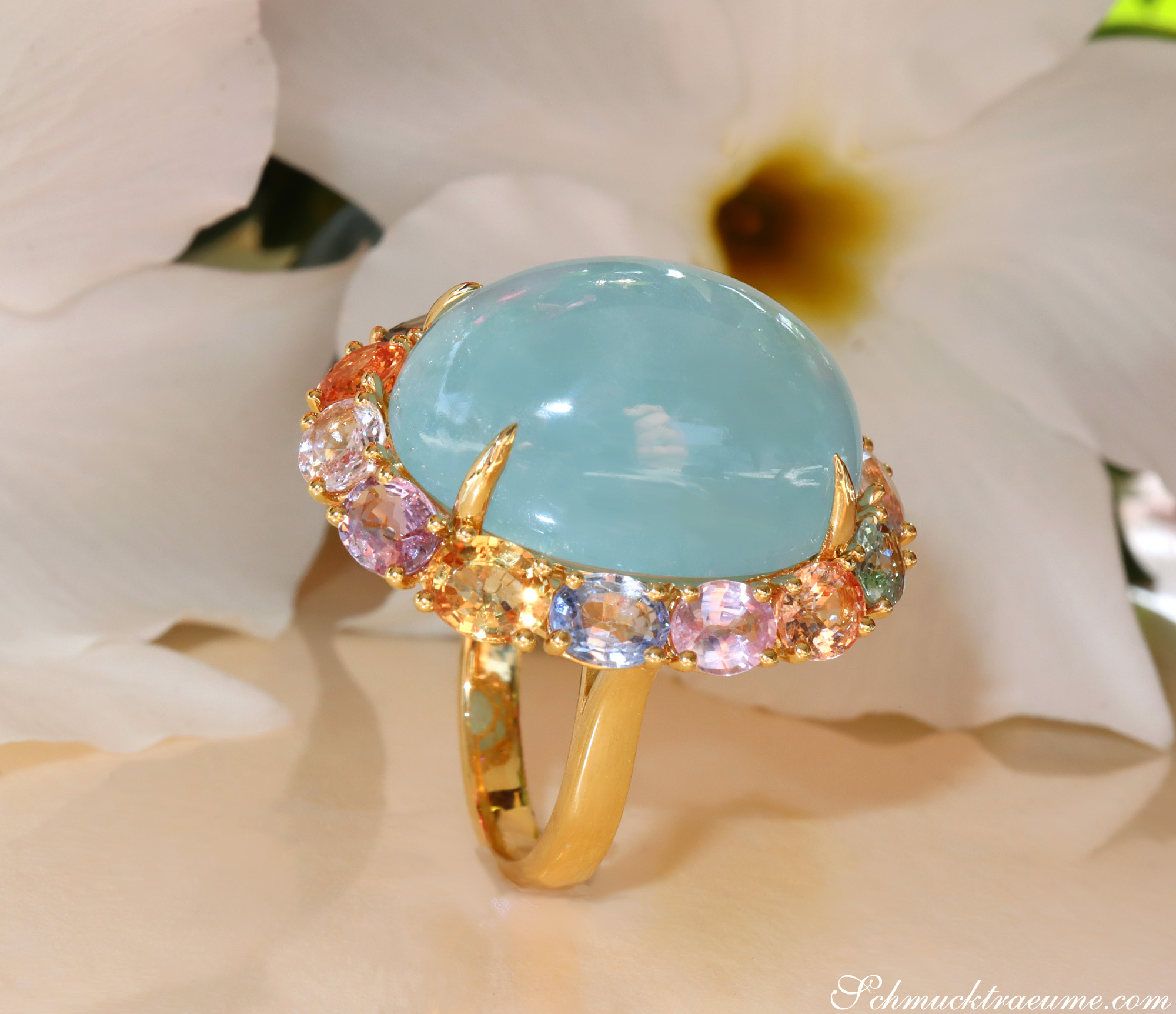 Goldener Milky Aquamarin-Ring mit farbigen Saphiren, Detailaufnahme