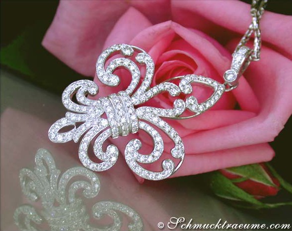 Schmuckträume: Diamantanhänger Fleur de Lis in Weißgold, Detailaufnahme auf Rosenblüte
