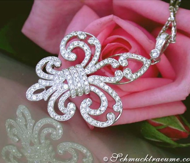 Schmuckträume: Diamantanhänger Fleur de Lis in Weißgold, Detailaufnahme auf Rosenblüte Schmuckträume: Diamantanhänger Fleur de Lis in Weißgold, Detailaufnahme auf Rosenblüte