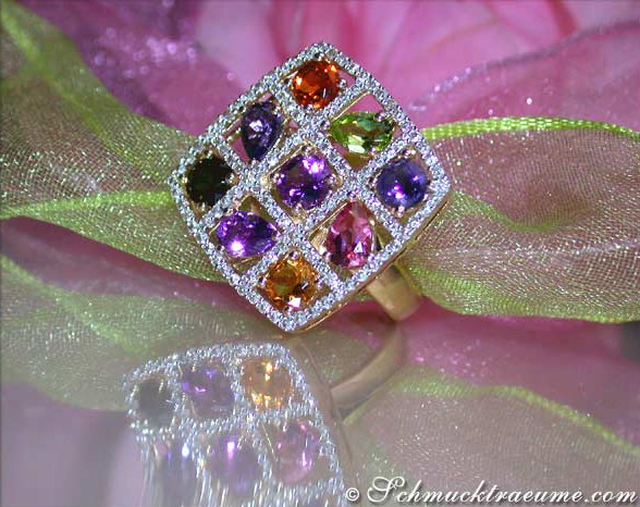 Detail des Multicolor-Edelstein-Rings mit Brillanten, Gelbgold 750, auf grünem Organza-Hintergrund