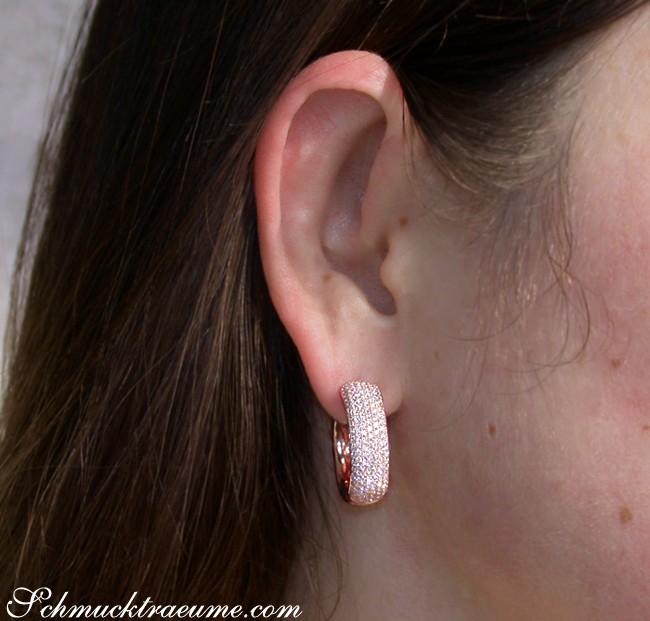Roségold Creolen mit Brillanten-Pavé - Detailaufnahme des Ohrschmucks