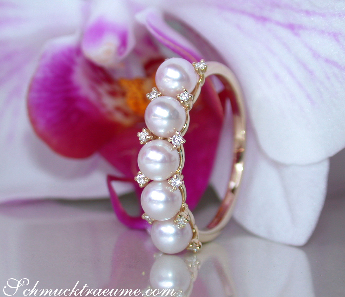 Akoya Perlen-Ring mit Diamanten auf Orchideenblüte, zarte Eleganz