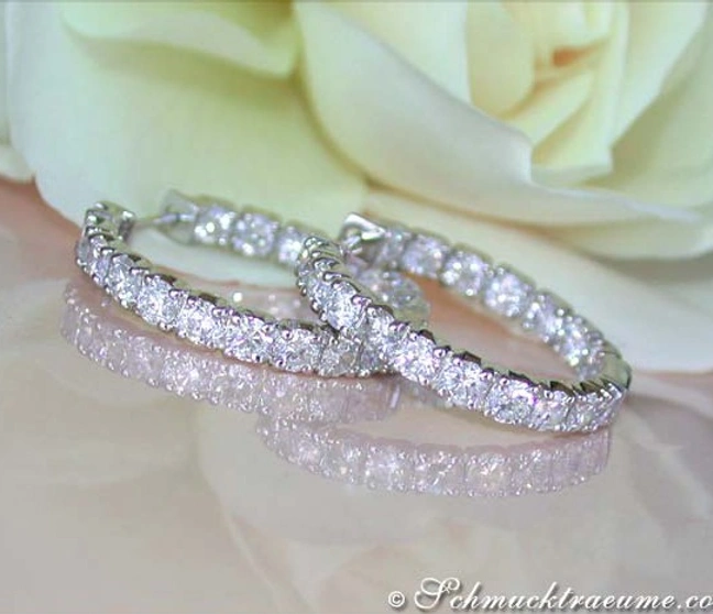 Diamant-Creolen mit 3,40 ct. Diamanten, Weißgold 750, auf Rosenblüte. Diamant-Creolen mit 3,40 ct. Diamanten, Weißgold 750, auf Rosenblüte.