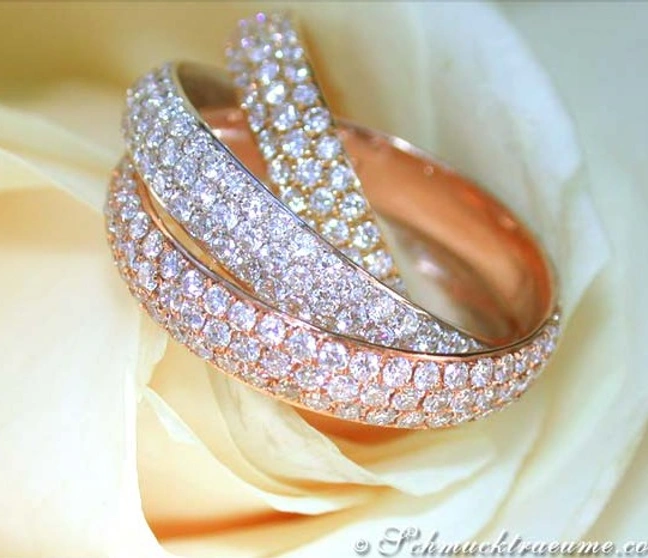 Weißgold-Dreifach-Ring mit Diamanten auf Rosenblüte Weißgold-Dreifach-Ring mit Diamanten auf Rosenblüte