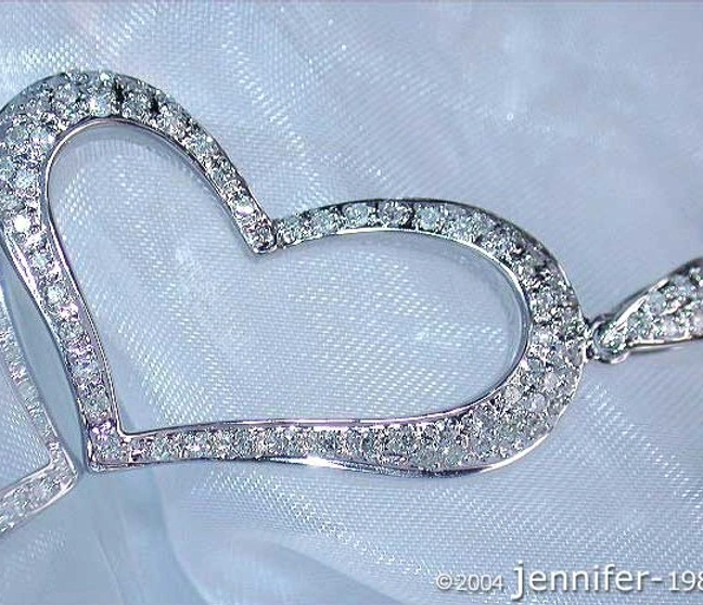 Bezaubernder Herz Anhänger mit Diamanten in Weißgold - Image 1 Bezaubernder Herz Anhänger mit Diamanten in Weißgold - Image 1