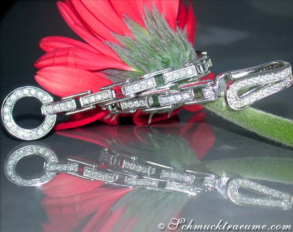 Stattliches Diamanten-Armband mit 1,42 Karat, Weißgold 750, vor rotem Blütenhintergrund