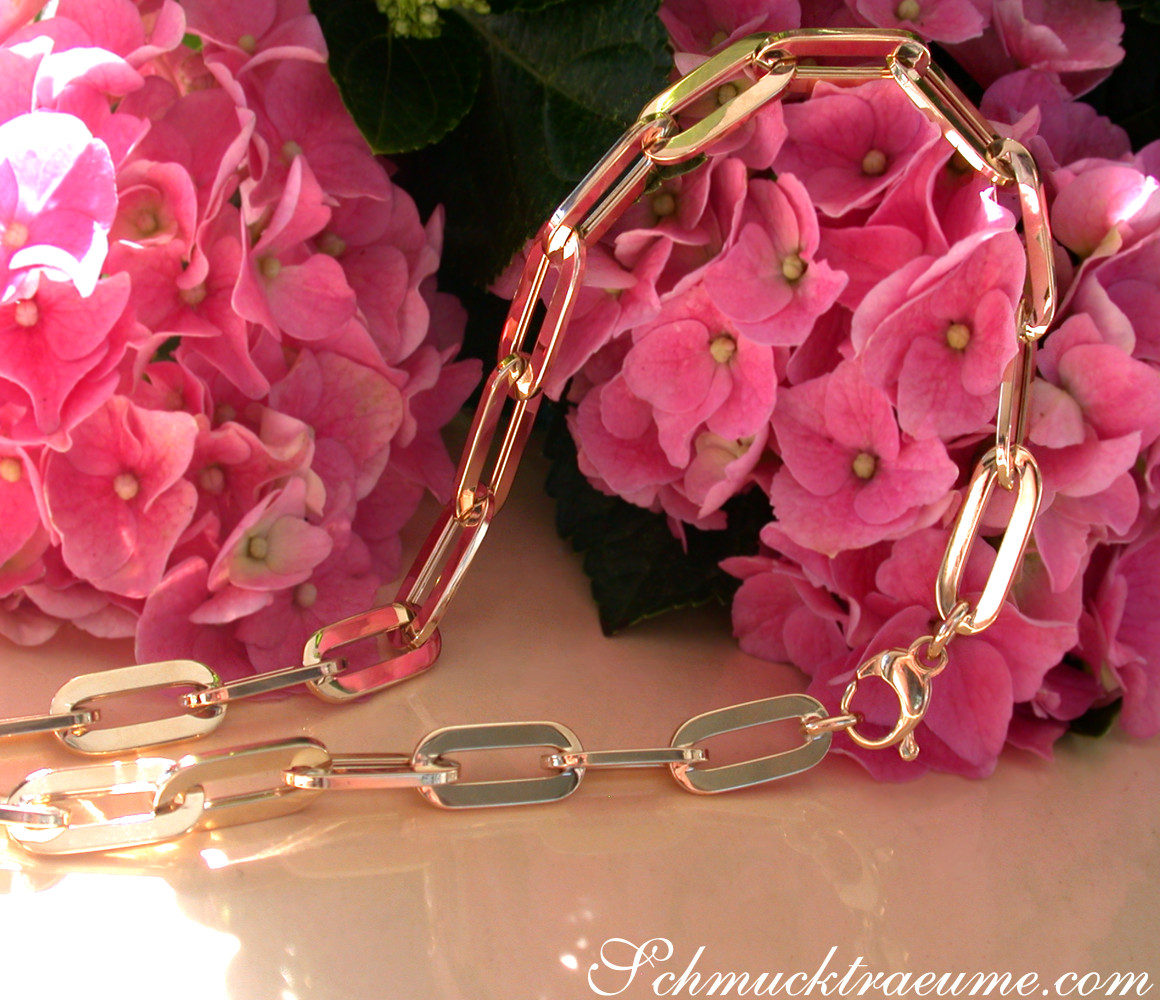 Gold-Paperclip-Halskette in Gelbgold 585, detailreich gearbeitet, auf rosa Hortensienblüten.