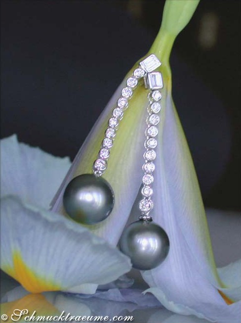 Tahitiperlen-Ohrgehänge mit Brillanten, detailreiches Design, auf Blume getragen