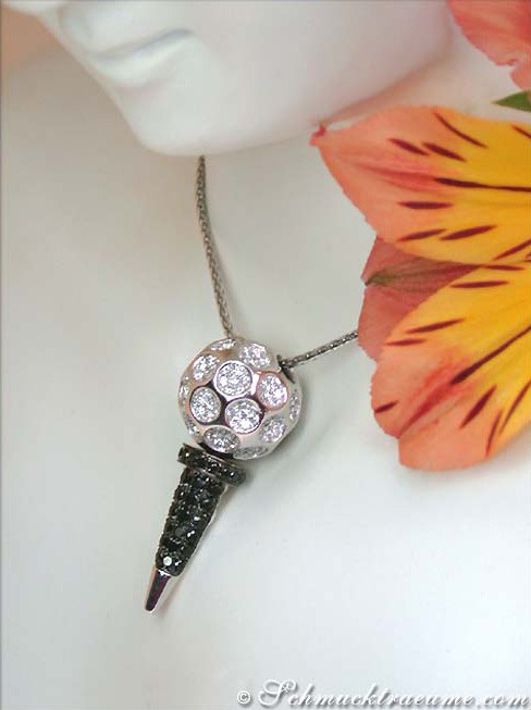 Kunstvolle Golf-Tee-Anhänger mit schwarzen und weißen Diamanten, Detailaufnahme