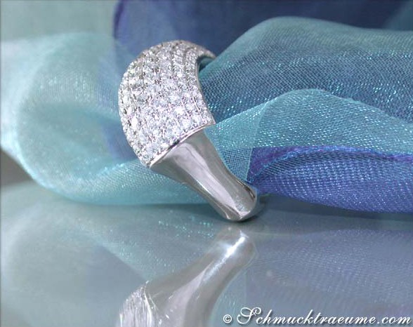 Detailansicht des Diamanten Pavé Rings in Weißgold 750 auf blauem Tüll