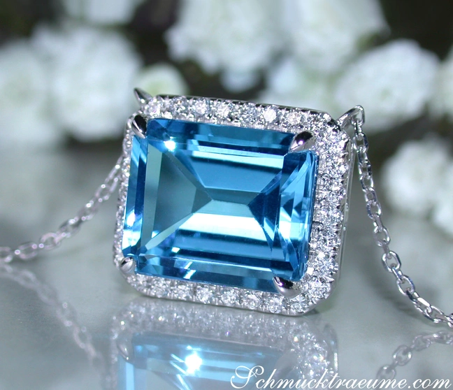 Blautopas-Halskette in Weißgold 585 mit Diamant-Pavé, detailreich, elegant. Blautopas-Halskette in Weißgold 585 mit Diamant-Pavé, detailreich, elegant.