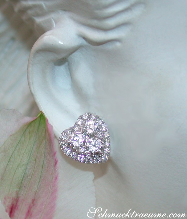 Herzform-Ohrstecker aus Weißgold mit Diamanten, detailreich, elegant.