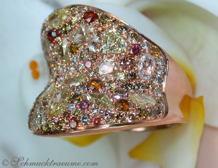 Naturton-Diamant-Ring in Roségold, Detailaufnahme, extravagant, floraler Hintergrund