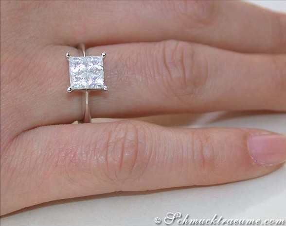 Weißgold-Princess-Diamant-Ring auf der Hand getragen