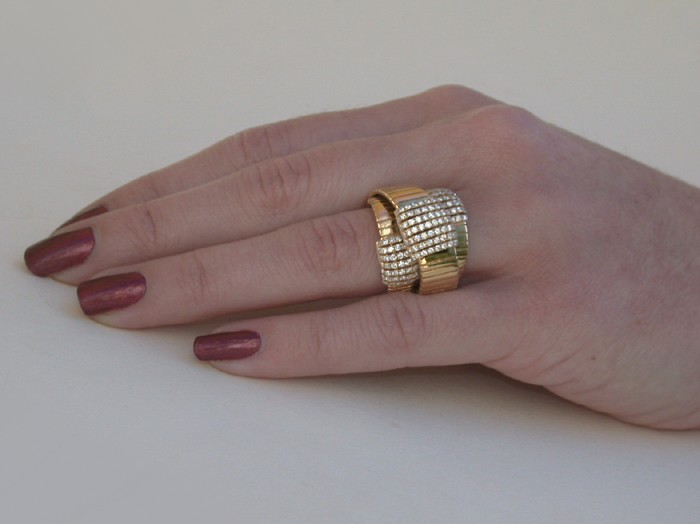 Gelbgoldring mit Brillanten, Detailansicht auf Hand, auffällig gestaltet