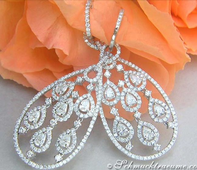 Schmuck mit Diamanten im Tropfenschliff auf Rosenblüte Schmuck mit Diamanten im Tropfenschliff auf Rosenblüte