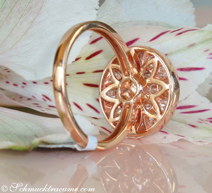 Roségold-Ring mit Brillanten auf Blüte, Detailaufnahme