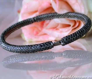 Schwarzer Diamant-Armreif mit 697 schwarzen Diamanten, Detailaufnahme, weißgoldene Verarbeitung.