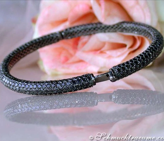Schwarzer Diamant-Armreif mit 697 schwarzen Diamanten, Detailaufnahme, weißgoldene Verarbeitung. Schwarzer Diamant-Armreif mit 697 schwarzen Diamanten, Detailaufnahme, weißgoldene Verarbeitung.